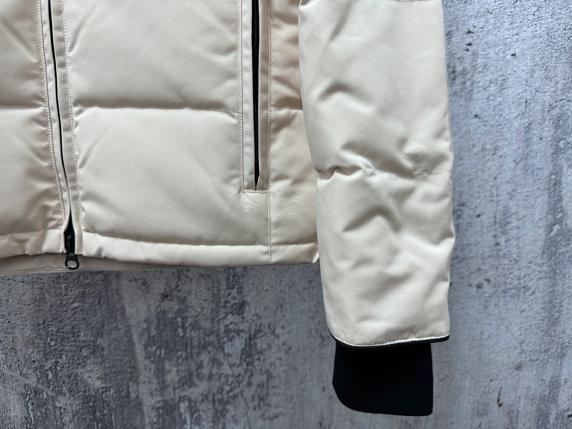 P840 【Canada gooseChelsea】Women's parka down coat, warm and comfortable. The adjustable hood features a high collar and concealed snap closure for extended coverage. And for greater protection against the elements, the detachable wolf fur collar. It features a sturdy YKK® two-way lockable zipper at the center front and a retractable waistband at the inner waist. Designed with internal straps for carrying over the shoulder. Fleece-lined exterior handwarmer pockets. Sturdy ribbed knit cuffs for cold protection and warmth. Sizes: XS-XL
